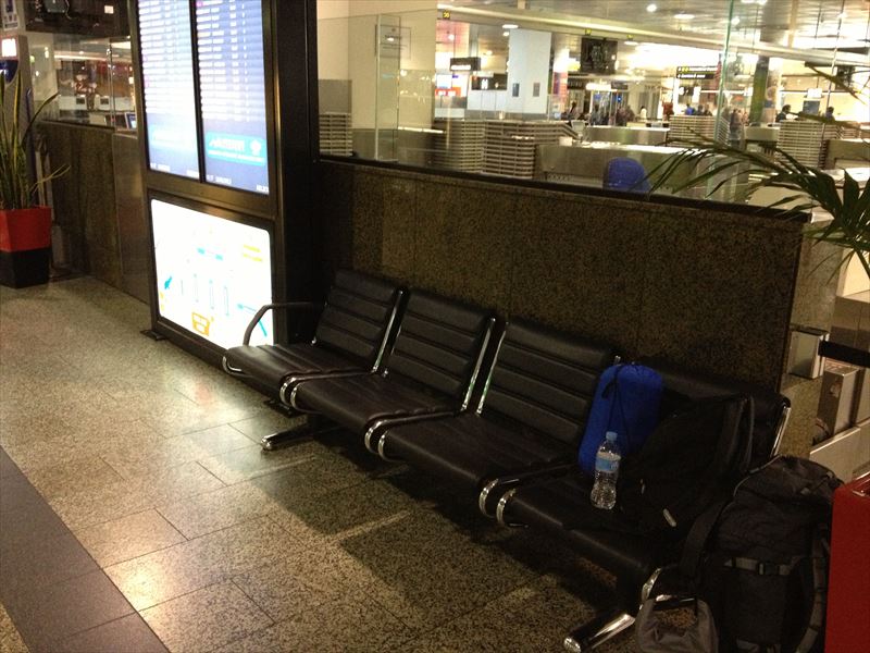 【メルボルン】空港のベンチ