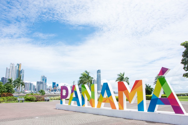 パナマシティ｜「PANAMÁ」のモニュメント